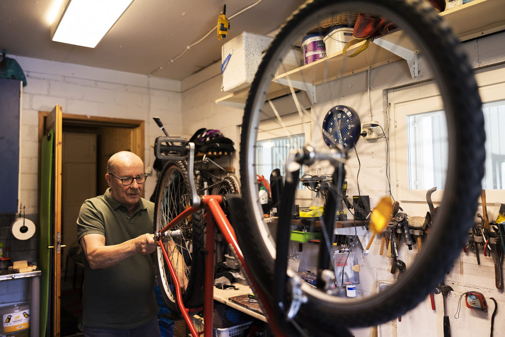 Veli-Matti korjaa autotallissa polkupyörää.